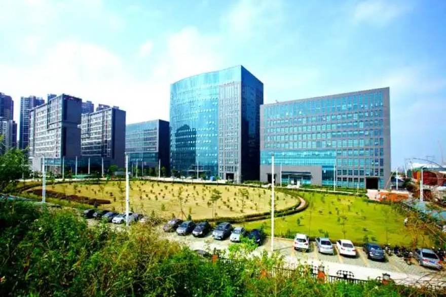 人人看球内容编辑团队工作场景配图